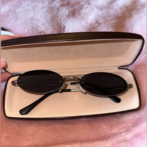 Vintage 90s style sunglasses - Picture 2 of 5